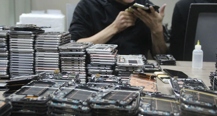 Les prix des écrans LCD pour iPhone se polarisent en 2026 : pourquoi les ateliers de réparation reviennent aux écrans d'origine remis à neuf